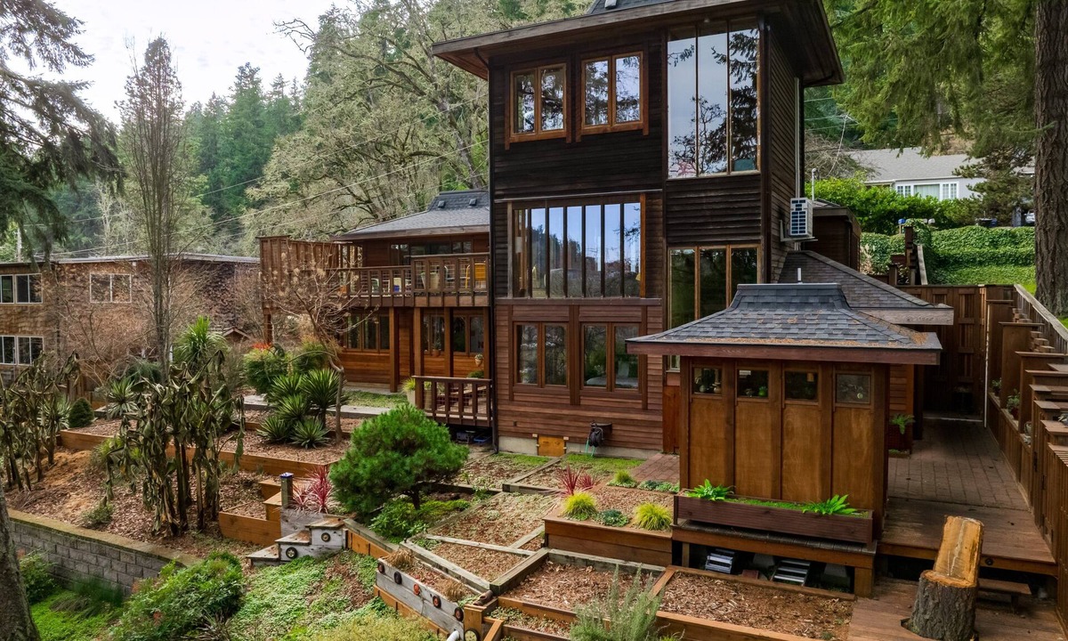 Fairmont House | Lumbermill Modern: A 3-bedroom Zen sanctuary near the U of O