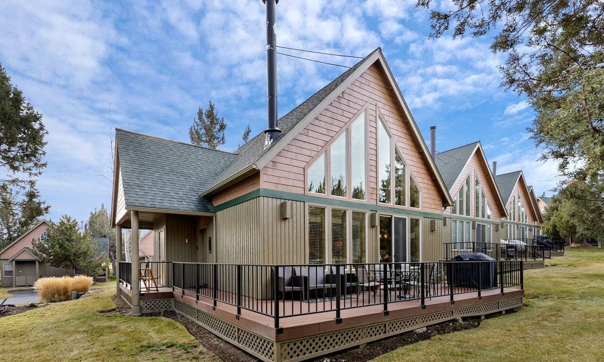 Redmond Cabin | Luminous Cabin with Modern Interior and Barbecue in Redmond, Oregon