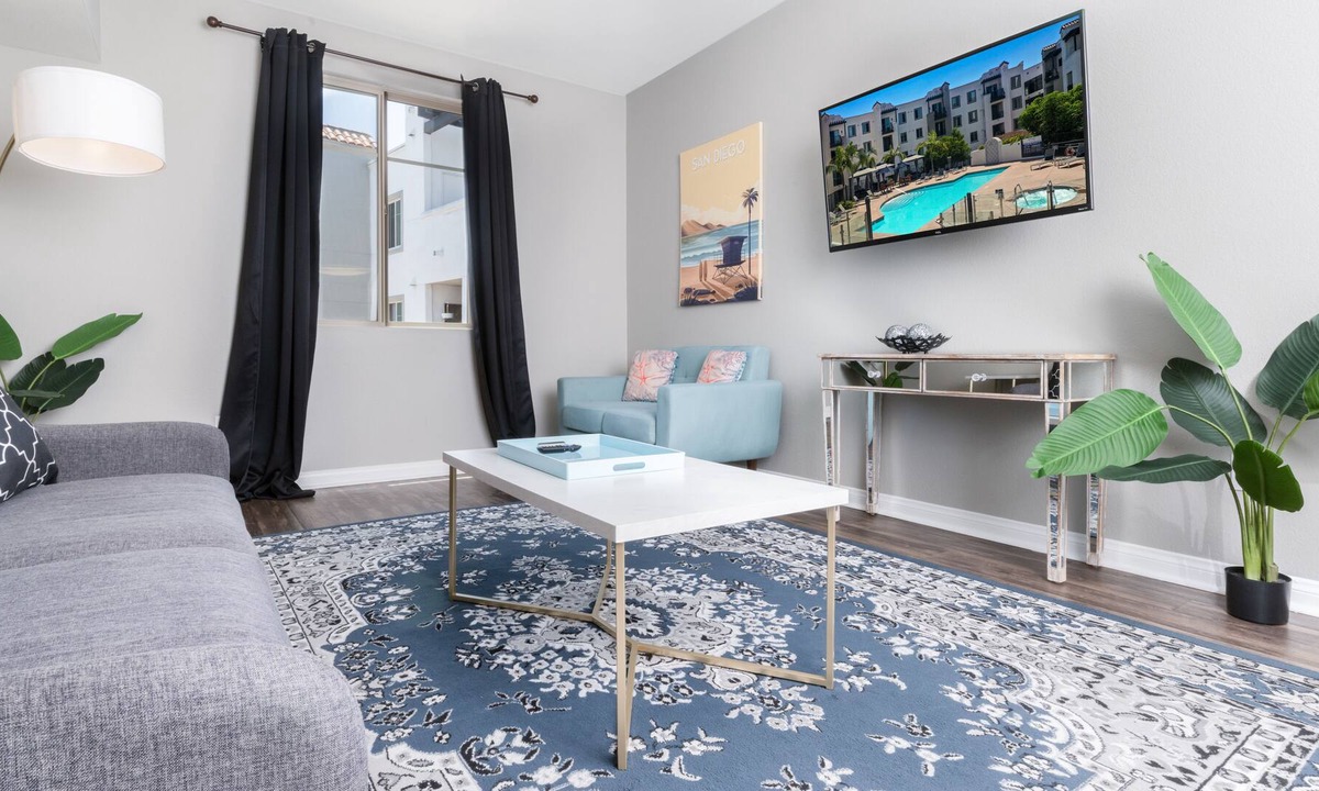 Morena Apartment | Lux Apt by SeaWorld. Pool, Hot Tub, Gym, King Beds