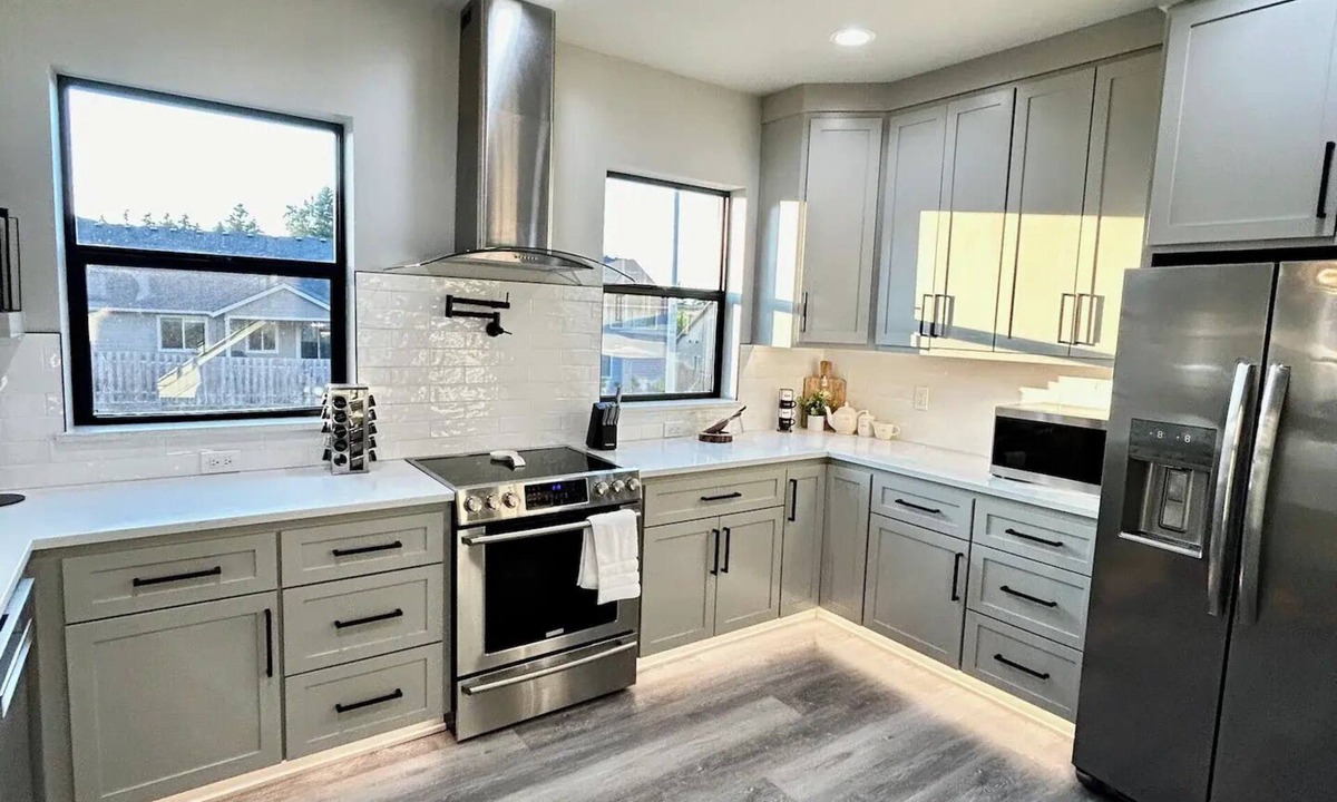 Sunnyslope House | Lux Design, 5 Beds, Sleeps 10, Game Room, BBQ Grill