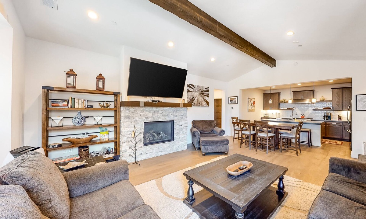Mammoth Lakes Condo | Luxe, Modern Townhome w/Mountain Views & WiFi - Close to Golf & Skiing