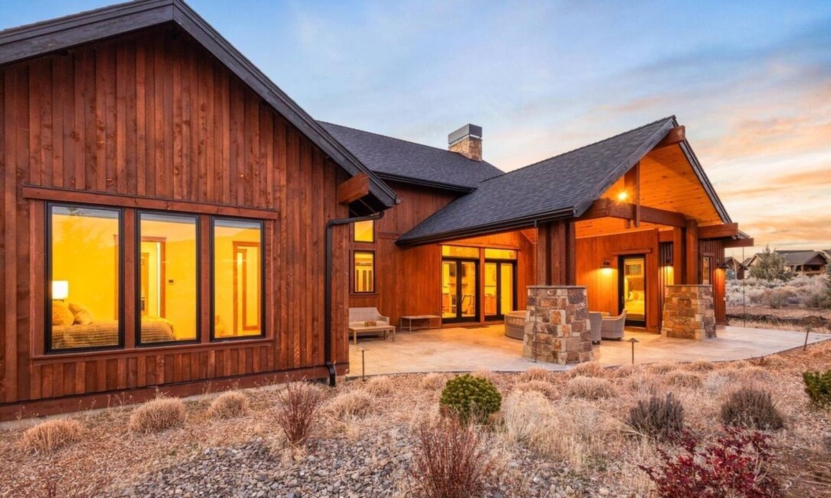 Powell Butte House | Luxurious 4-bedroom Brasada house w/3 en suites & bunks: Backs to Golf Course
