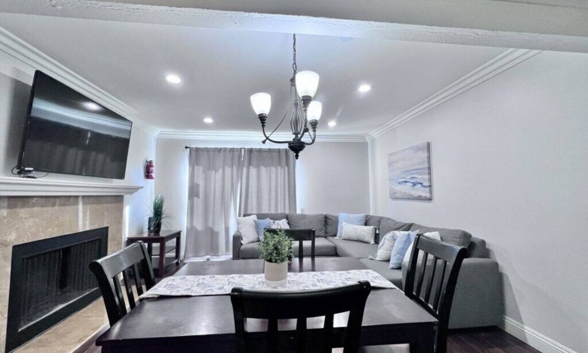 Anaheim Resort Condo | Luxurious Condo: 1/4mi Walk2Disney, Comm. Pool/Spa