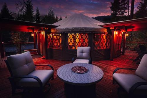 Carson Other | Luxurious Creekside Yurt with Stargazing Dome & Firepit near Carson, Washington