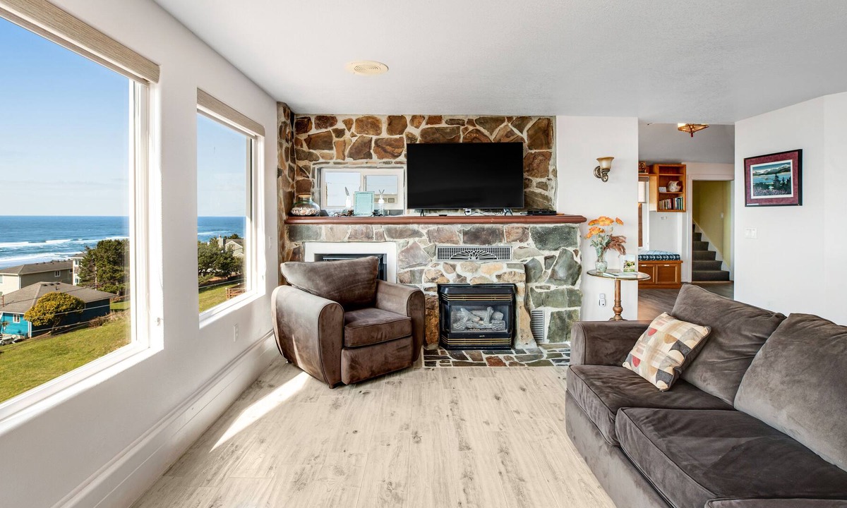 Roads End House | Luxurious dog-friendly home with hot tub and incredible ocean views