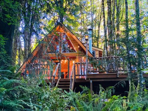 Clatskanie Ski Chalet | Luxurious European Chalet in the Forest with Riverview