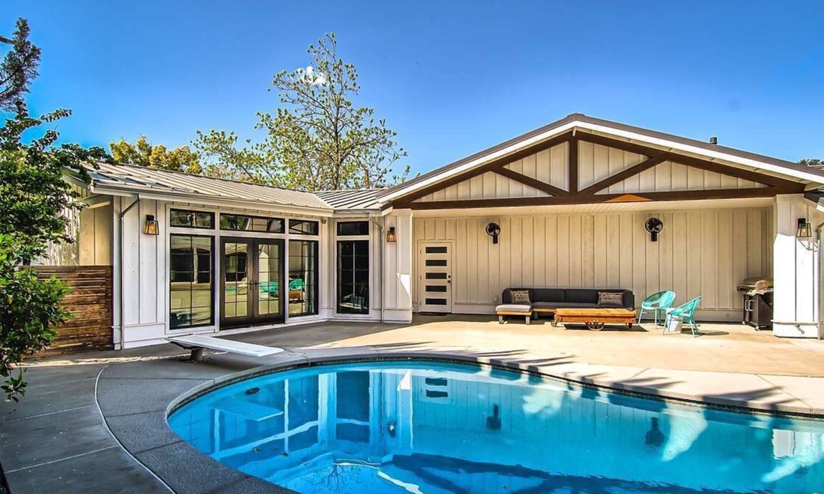 Sunset Villa | Luxurious poolside guesthouse + hot tub by river trail