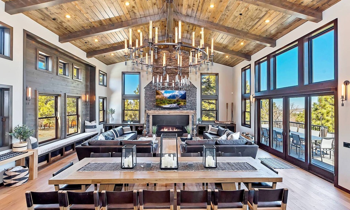 Upper Moonridge Cabin | Luxurious! Theatre! Hot Tub! Pool Table! 2 Masters! A/C! Fire Pit! Game Room w/6 TVs! Massive Deck! Views! Forest Walks! EV Charger! Dog Friendly!