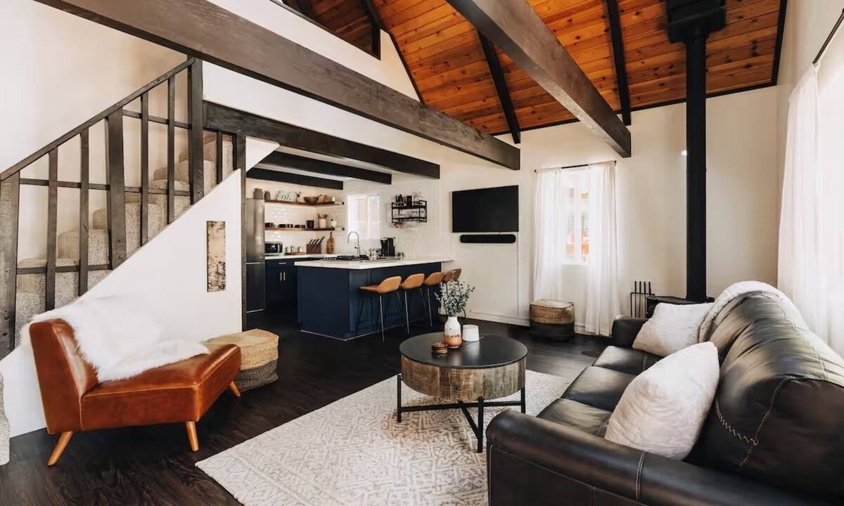 Big Bear City Ski Chalet | Luxury 2-bedroom Chalet with AC & Fire Pit Near Slopes!