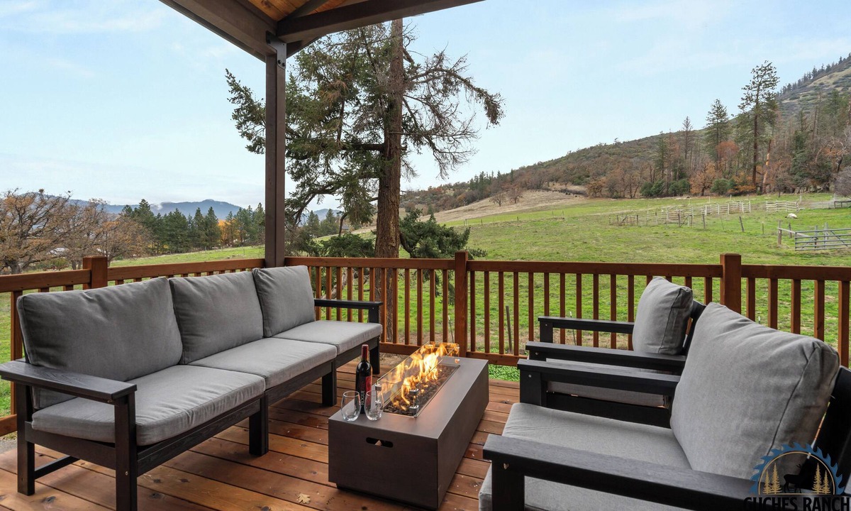 Jacksonville House | Luxury 2- Bedroom Farmhouse at Private Ranch By Vineyards & Lake