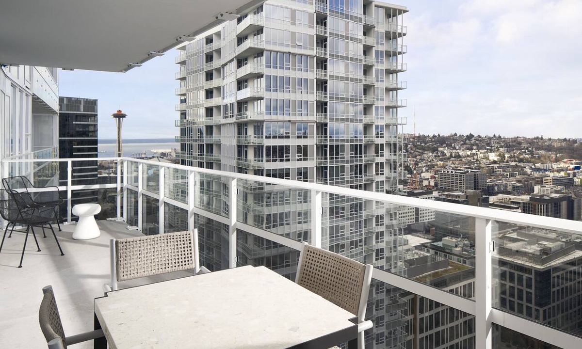 Belltown Hotel | Luxury 3BR Sky Suite: Stunning Views, Pools, King Beds, Gourmet Kitchen, & More!