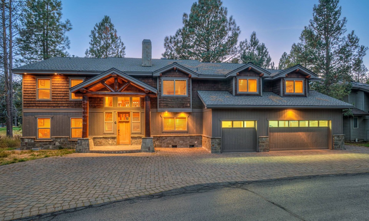 Sunriver House | Luxury 6Bd/6.5 b, Hot Tub, A/C, Golf Course View, Pet Friendly