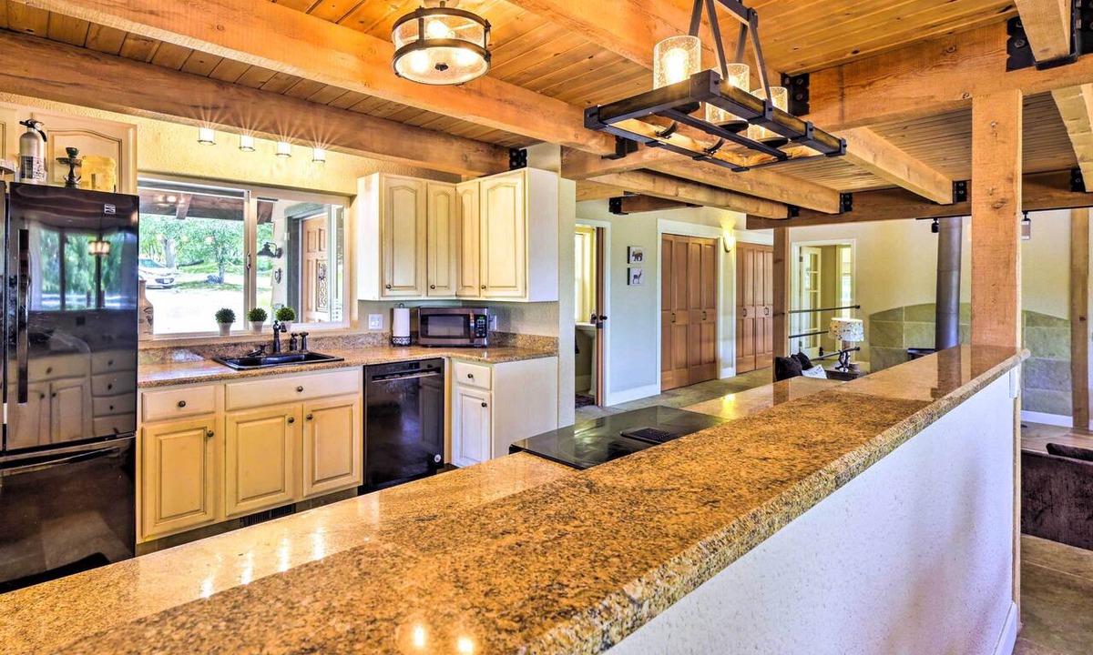 Auberry Cottage | Luxury Auberry Retreat in Sierra National Forest