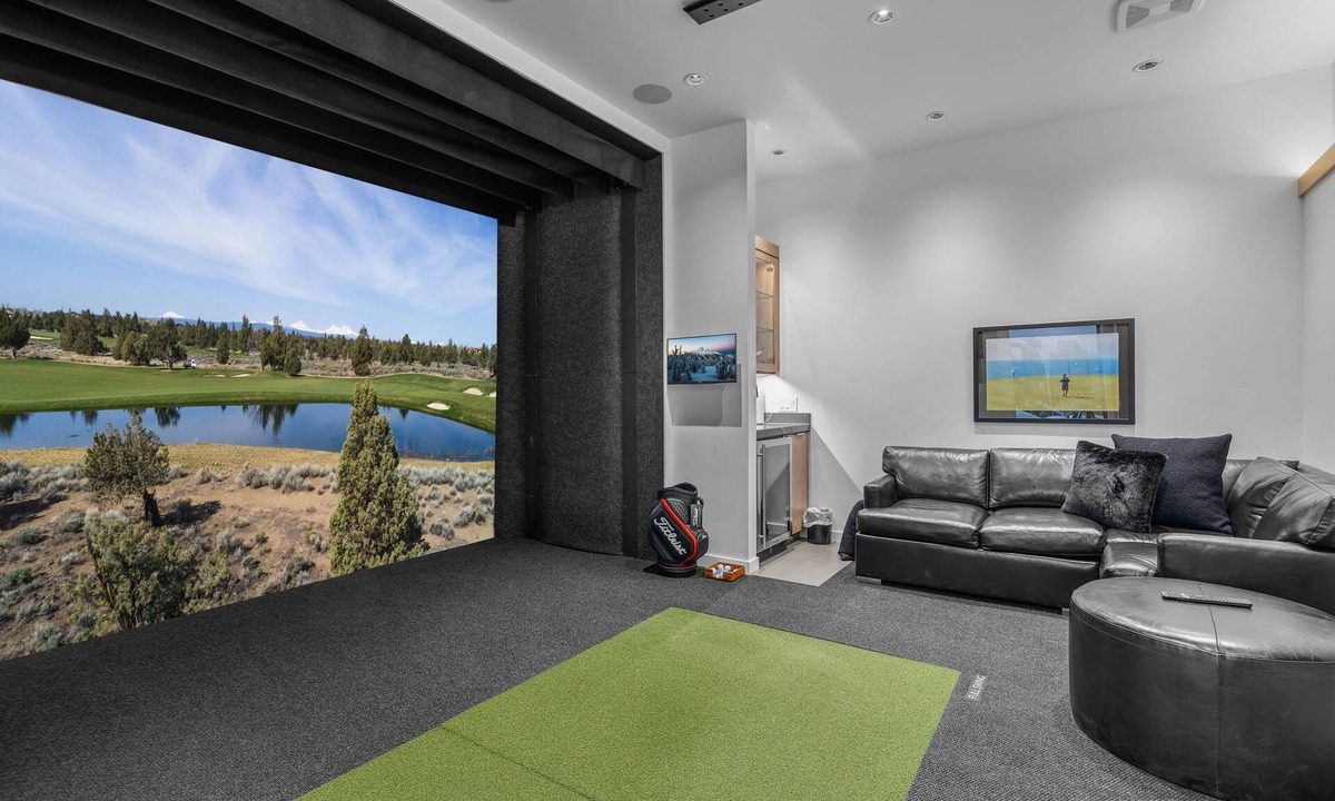 Powell Butte House | Luxury Haven | Home gym | Pool | Golf simulator
