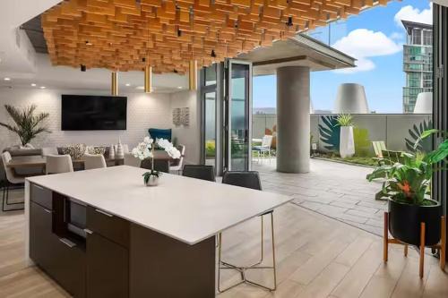 Northwest Bellevue Apartment | Luxury High rise Heart Bellevue