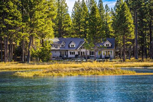 Black Butte Ranch House | Luxury home with amazing views fireplace pool & hot tub