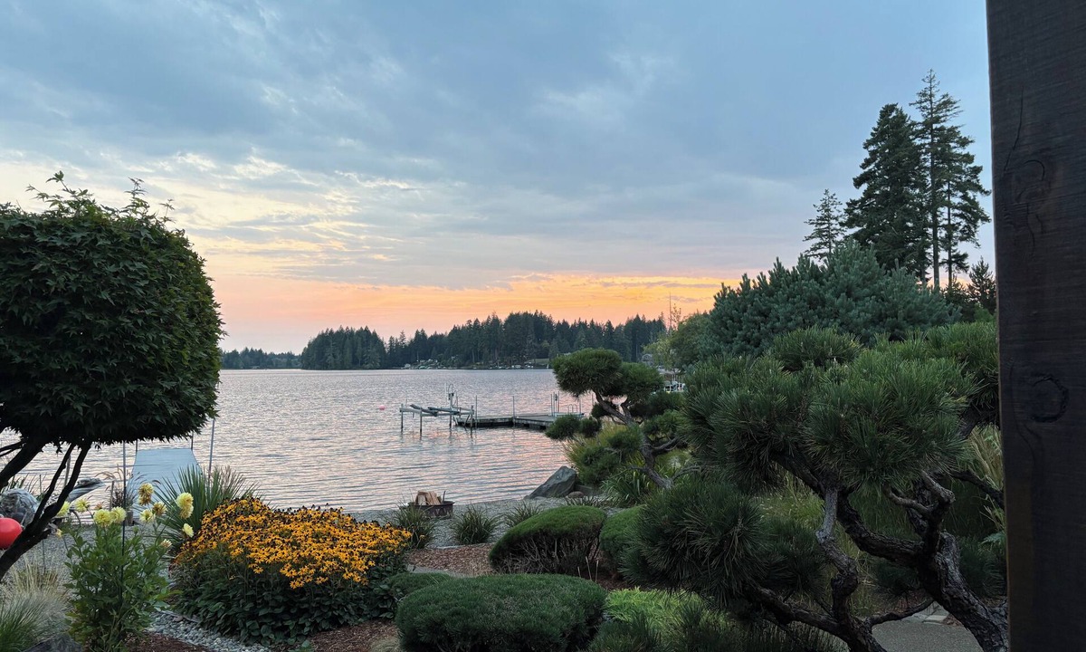 Shelton House | Luxury Lake Front 4-Bedroom House in Shelton