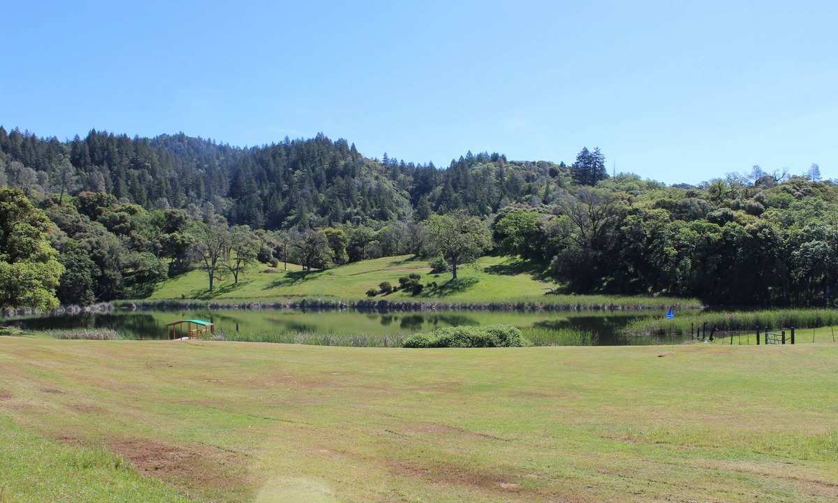 Dos Rios House | Luxury Lake Suite 9 Hole & Disc Golf with Hot Tub, Views, Large Patios.
