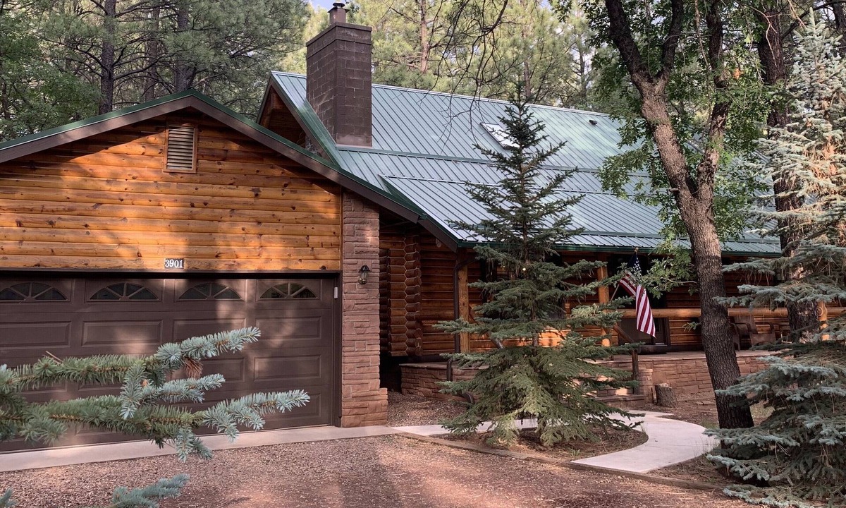 Pinetop Cabin | Luxury Log Cabin Living! AC, Kid & Pet Friendly, Fishing, Hiking, Golf