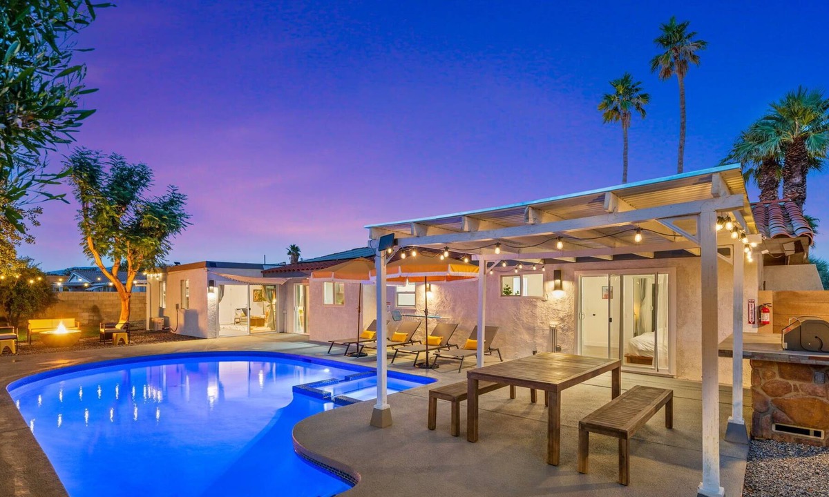 Desert Park Estates House | Luxury Meets Cozy | Spa, Mountain Views & Fire Pit