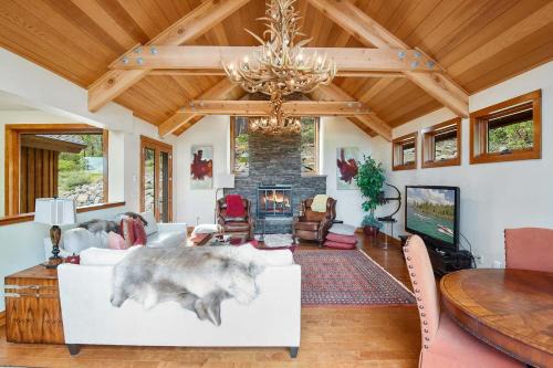 Lake Forest House | Luxury Mountain Chalet Deck w BBQ & Lake Views