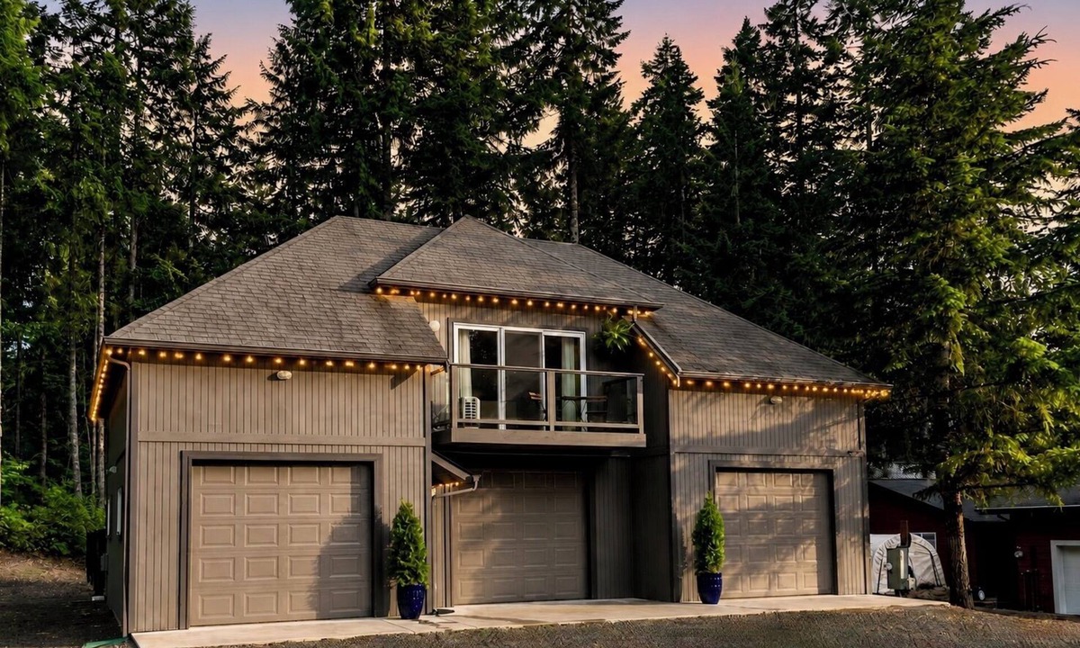 Hoodsport House | Luxury Mountain Retreat: Hot Tub, Sauna, Gym, Game Room, EV Charger