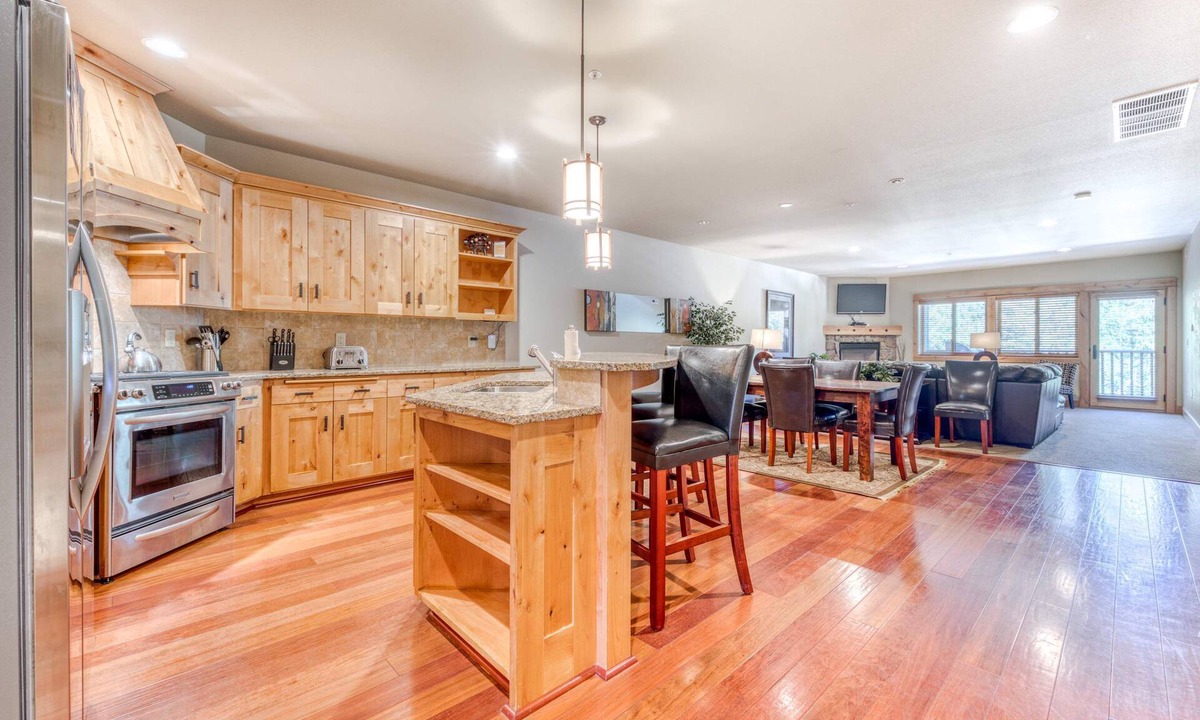 Government Camp Condo | Luxury mountain condo withshared pool & hot tub, patio, & easy ski access