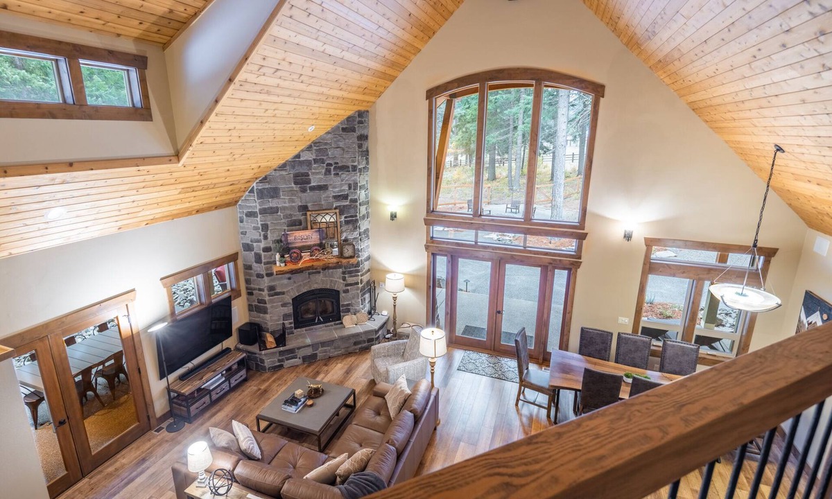 Ronald House | Luxury Pour House Lodge - private, hot tub, firepit