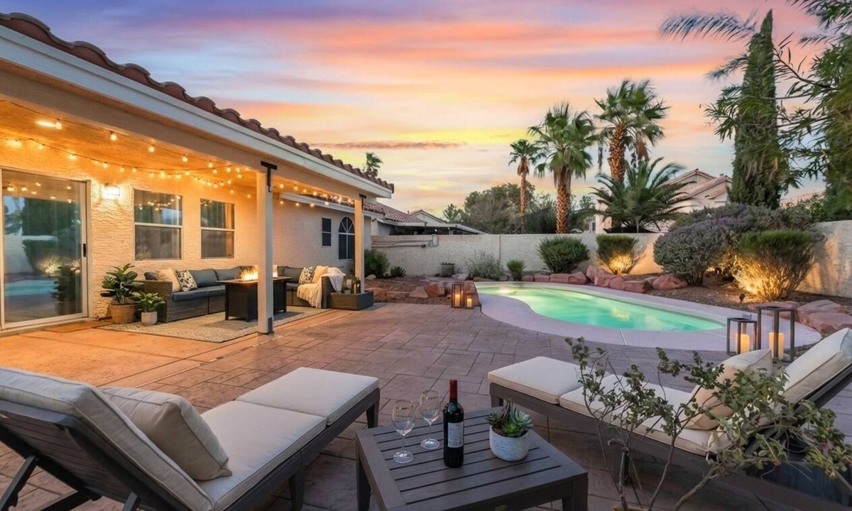 Las Vegas House | Luxury Vegas Escape, Pool, Playroom & Master Bedroom Suite/w Jacuzzi Tub