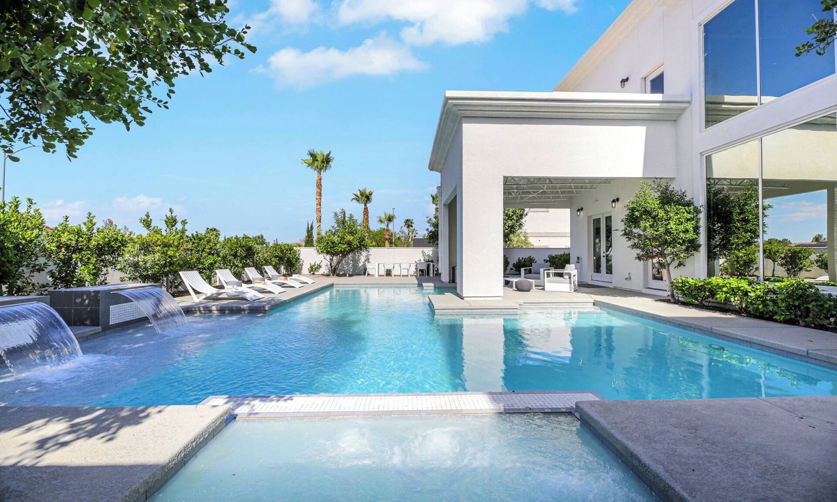 Canyon Gate House | Luxury Villa 10 minutes from the Strip