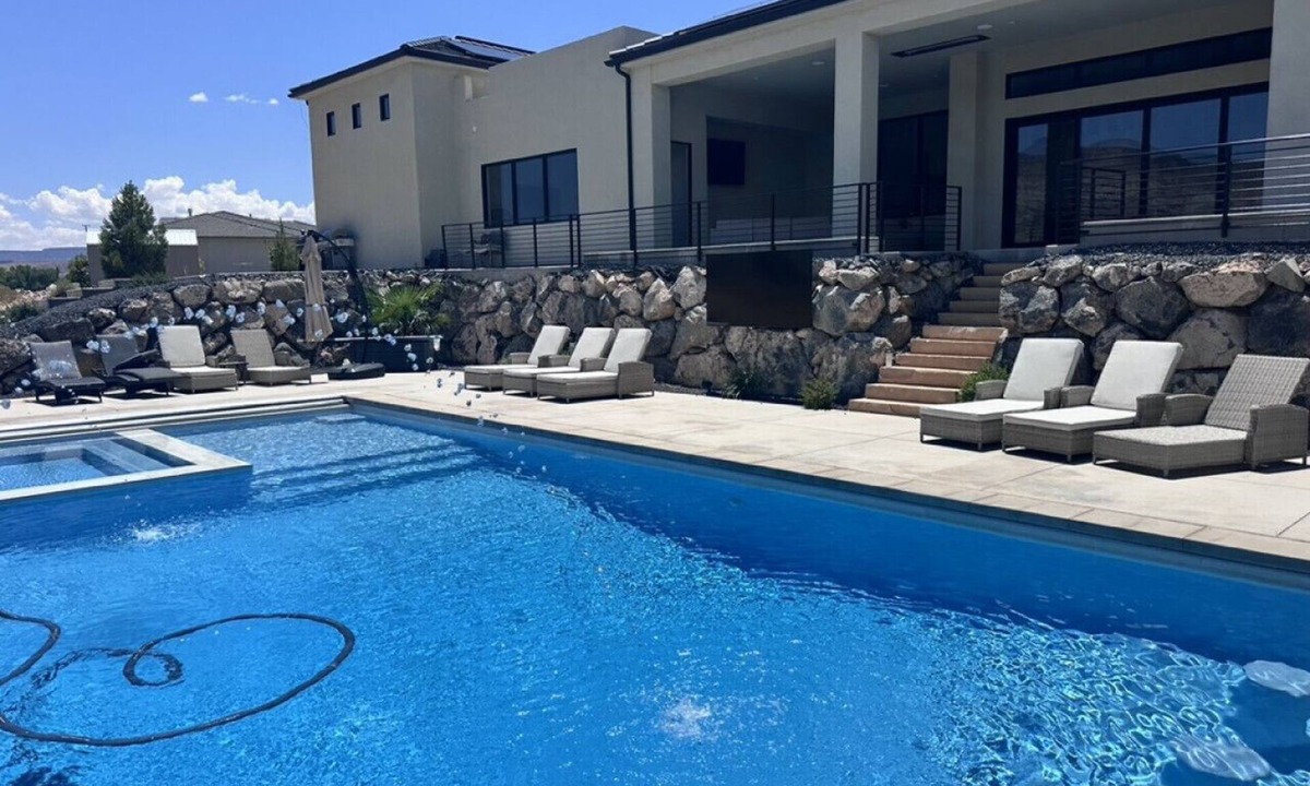 Toquerville House | Luxury Zion Retreat | Pool + Hot Tub | Pickleball | Sleeps 14