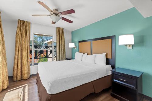Paradise Hotel | MainStay Suites Las Vegas Flamingo