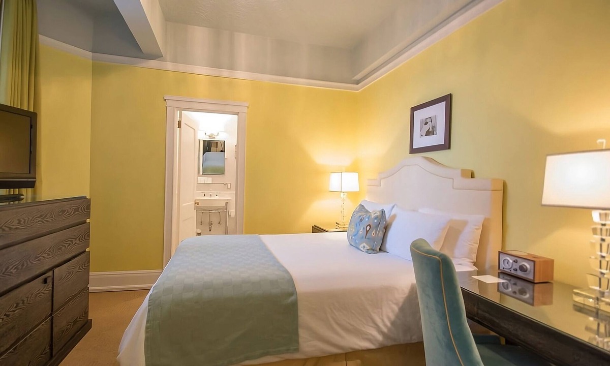 Goose Hollow Hotel | Make Your Trip More Enjoyable! 2 Comfortable Units, Pop-Up Cinema, Pets Allowed!