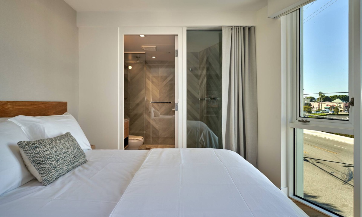 Blanco - Culver Crest Hotel | Mayumi