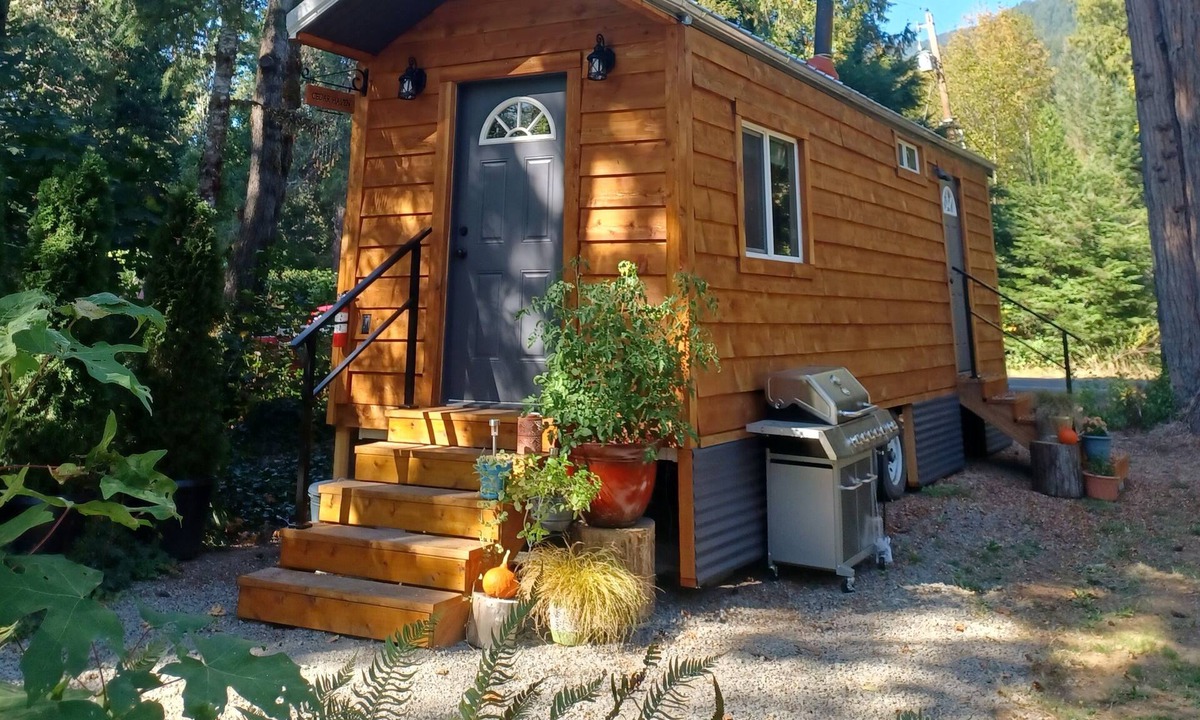 McKenzie Bridge Cabin | Mckenzie Riverfront Tiny Cabin near Hoodoo, Hotsprings & Loloma!