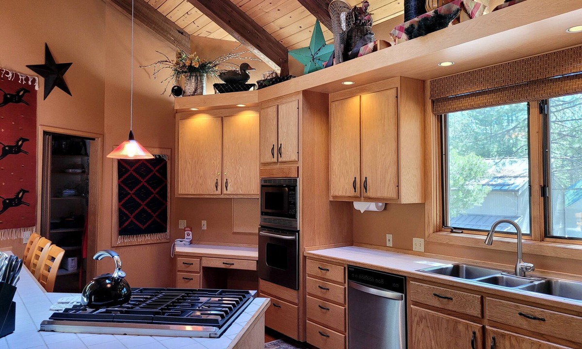 Sunriver House | Meadows Hideaway with Access to Exclusive Golf
