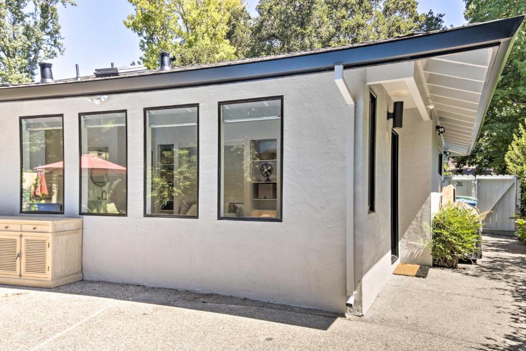 Linfield Oaks Apartment | Menlo Park Studio ~ 2 Mi to Stanford University