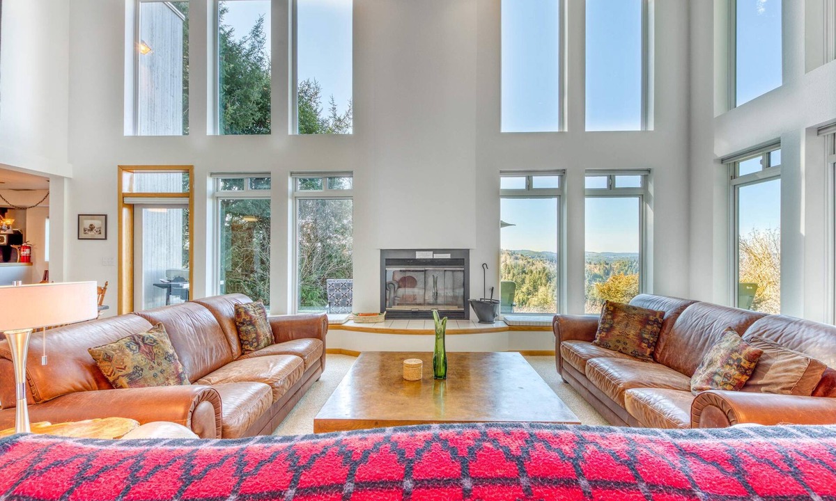 Coos Bay House | Mid-century home with floor-to-ceiling windows & great views