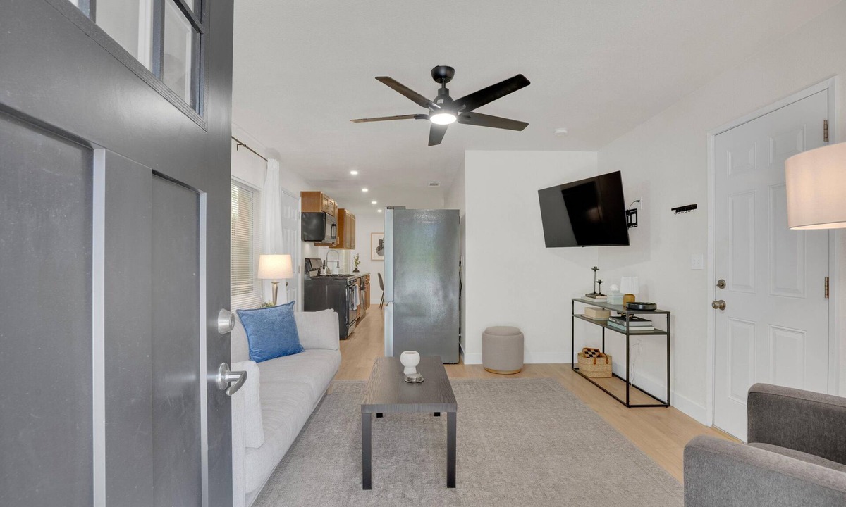 Modesto House | Mid-Century Modern | 2BR