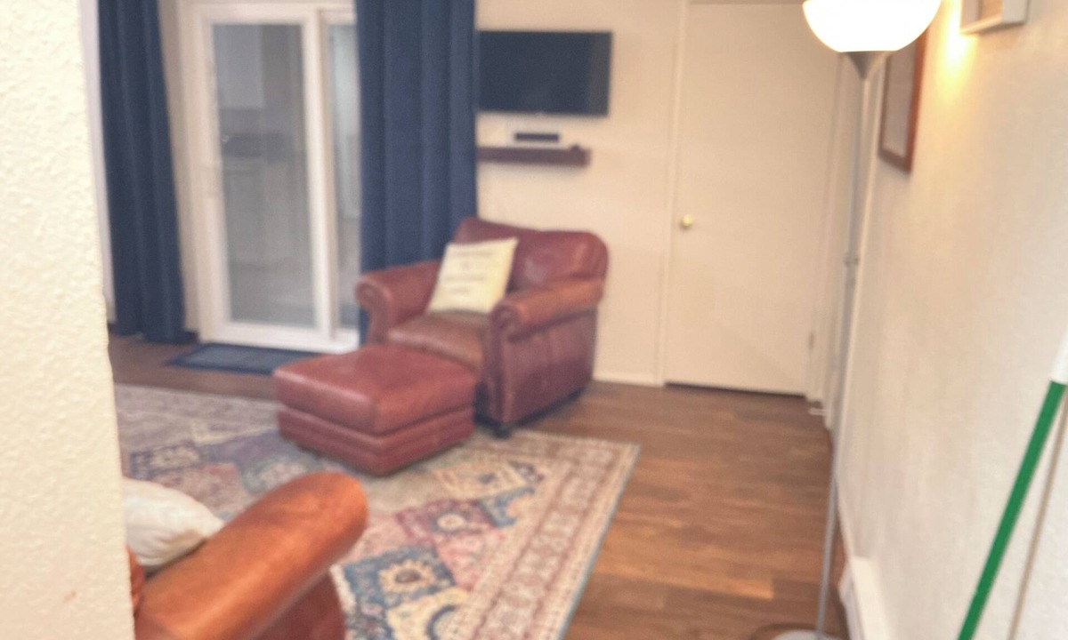 Kent Apartment | Midway Rambler Especial, Comfy furnishings and a Convenient location.