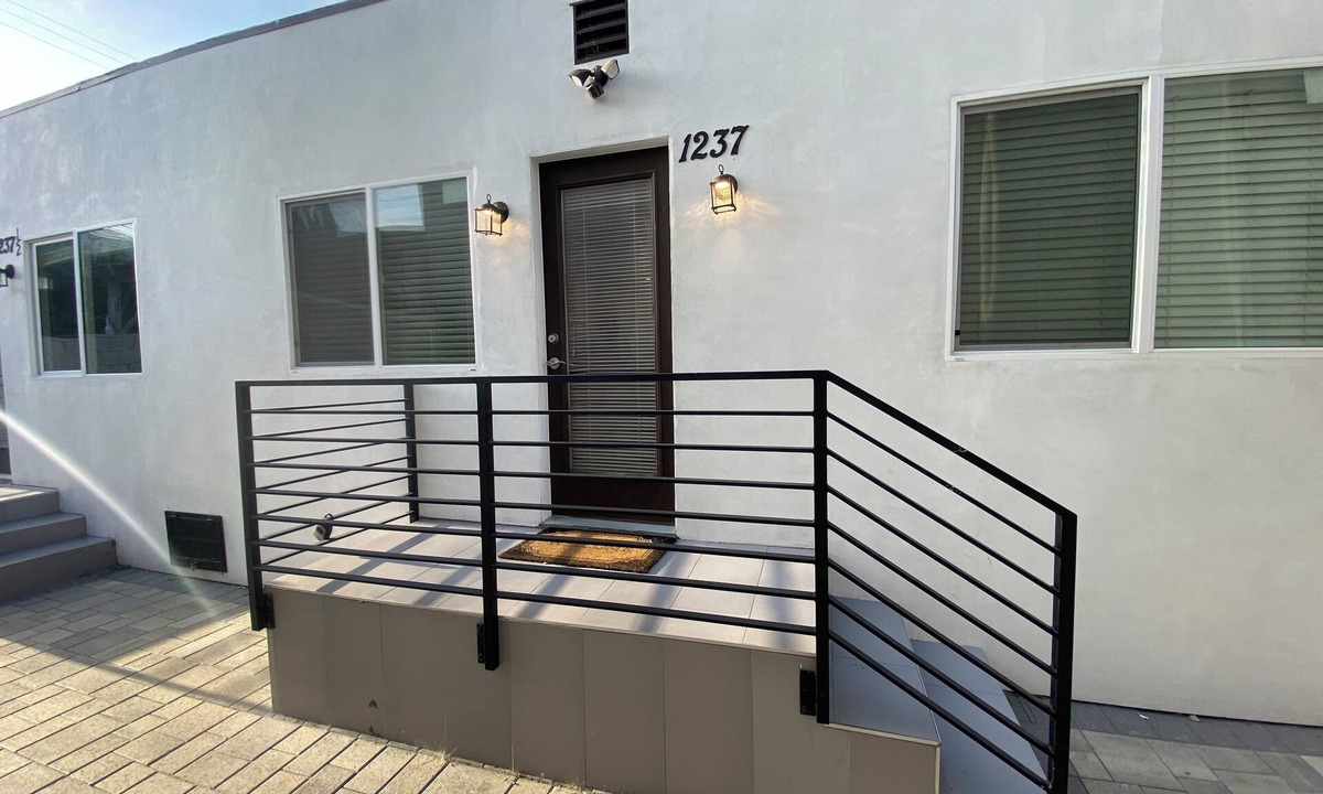 Greater Wilshire - Hancock Park Hotel | Miracle Mile Chic 1 BR Bungalow Apt + Parking