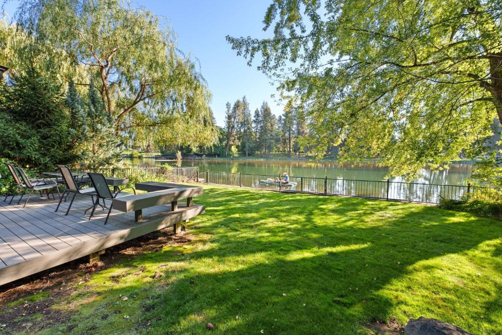 Bend House | Mirror Pond bungalow
