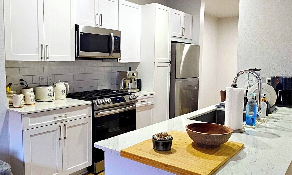 Woodland Hills Apartment | Modern 1-Bedroom Retreat – Fully Furnished, Prime Location!