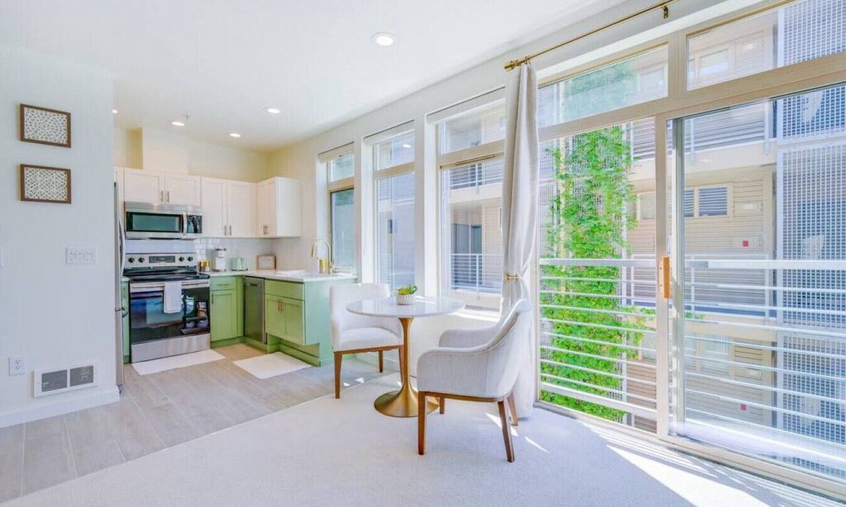 Belltown Apartment | ★Modern & Bright in the ❤ of Belltown ~ ♛Queen Bed