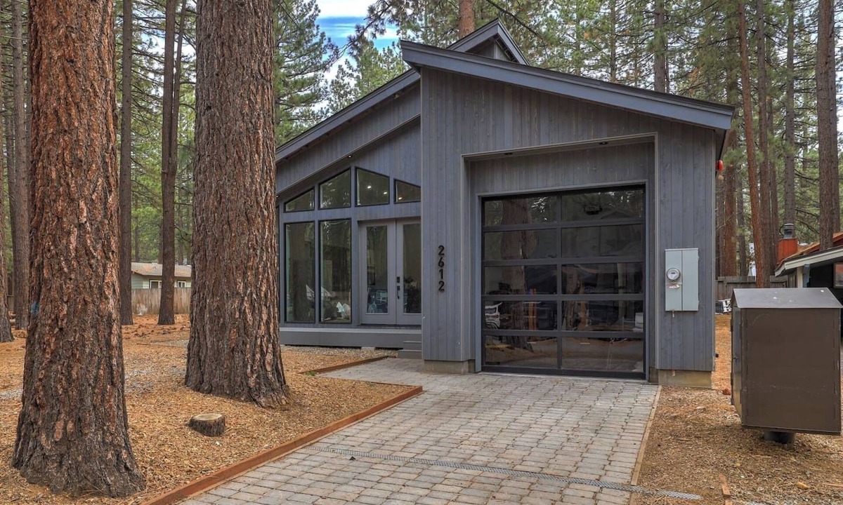 Sierra Tract House | Modern Cabin, Hot Tub, AC, 5 Min to Lake