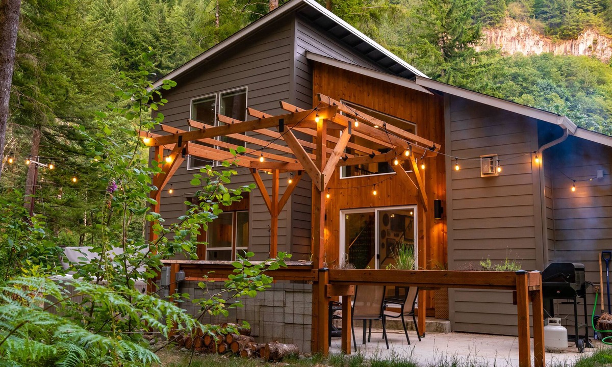 Washougal House | Modern Cabin | Hot Tub + Trails + River Access
