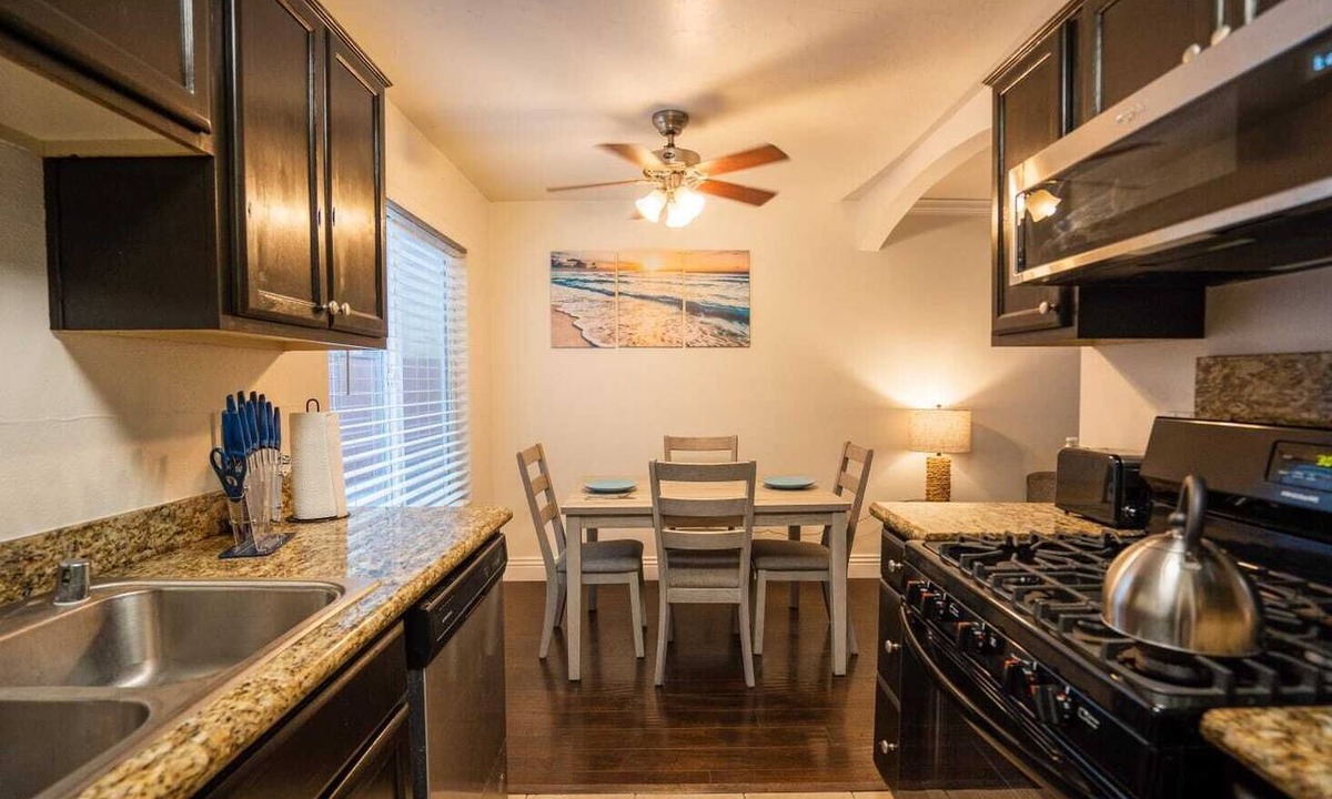 Imperial Beach Condo | Modern & Cozy ~Mins to the Beach ~ Queen Beds~ Pkg