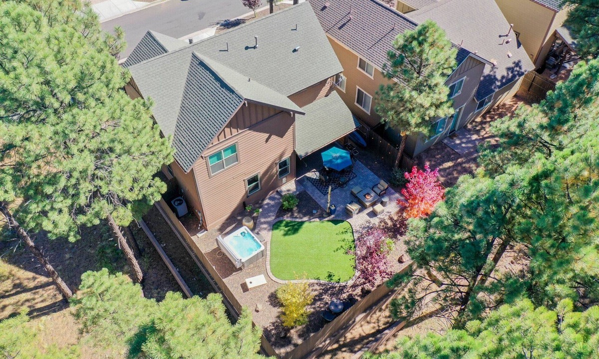 Flagstaff House | Modern family retreat with hot tub. Close to skiing, hiking, and Grand Canyon