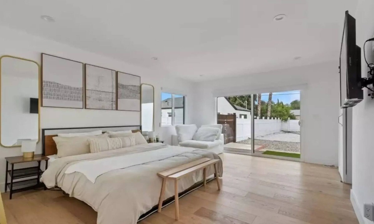 Lake Balboa House | Modern Farm House 3 bedrooms 2 bathrooms with Backyard and Front Yard