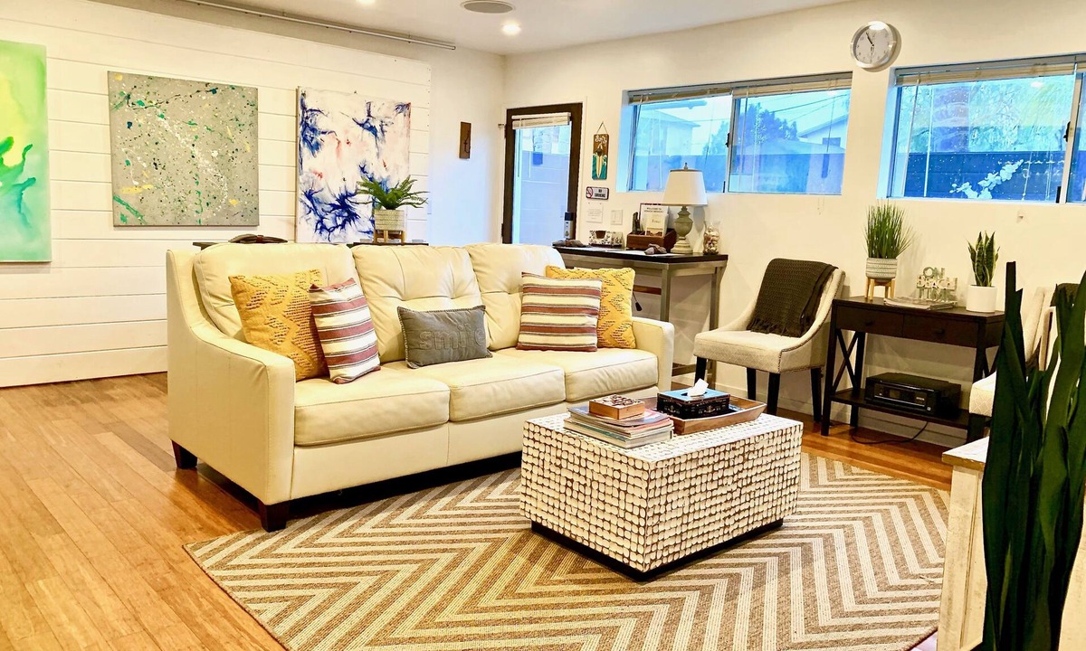 Venice Apartment | Modern Gem, Near Beach & Abbot Kinney, Small Patio, BBQ, AC, Parking, More!